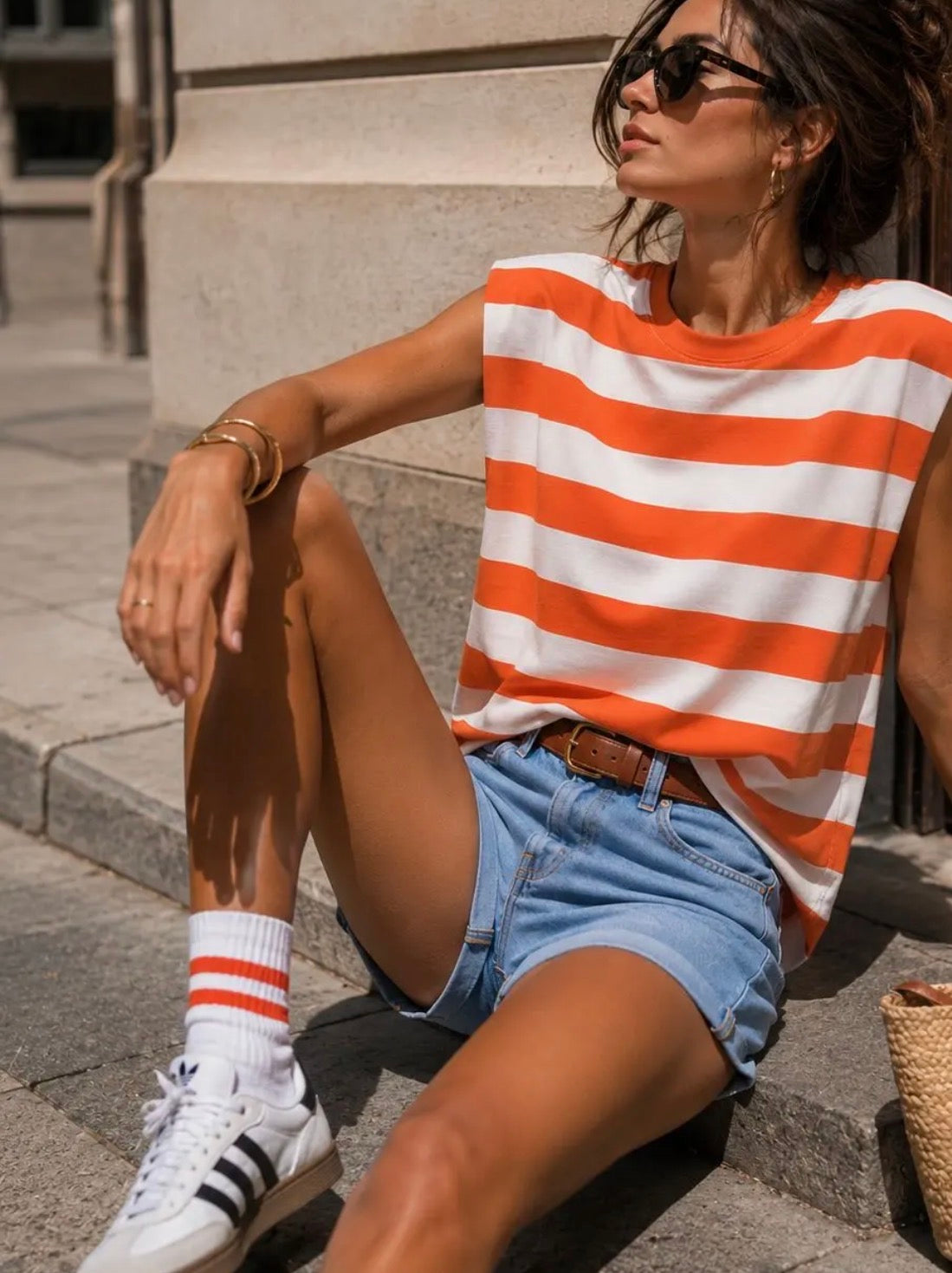 Top rayé orange et blanc sans manches - look casual