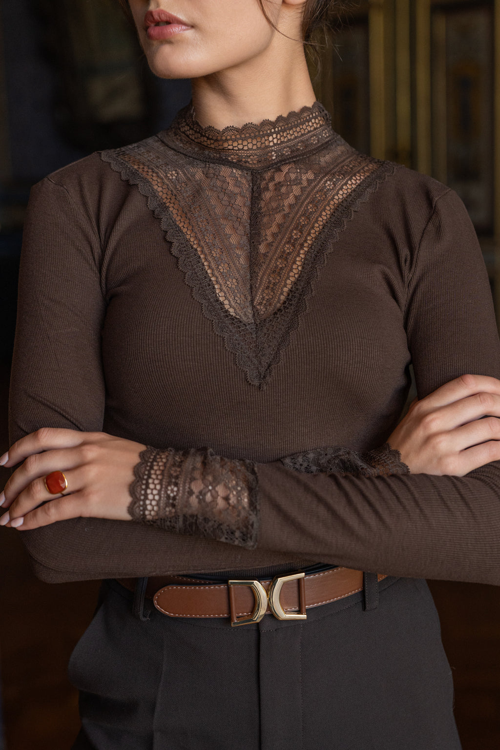 Top Choklate col montant dentelle - détail texture dentelle