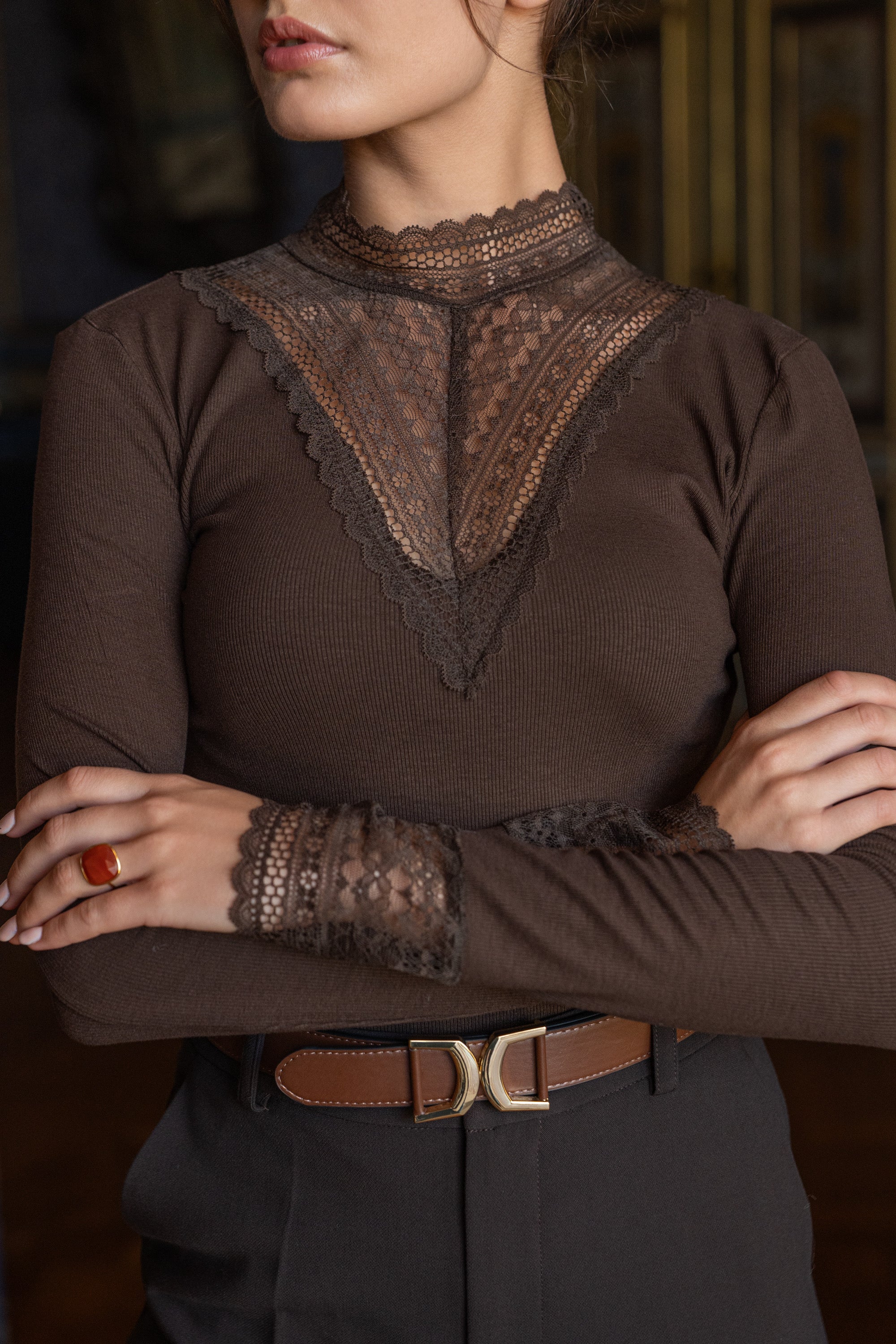 Top Choklate col montant dentelle - détail texture dentelle