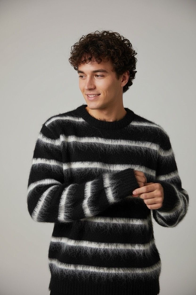 Pull col rond bicolore noir gris maille duveteuse motif rayé