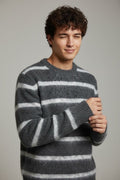 Pull col rond bicolore noir gris maille duveteuse motif rayé