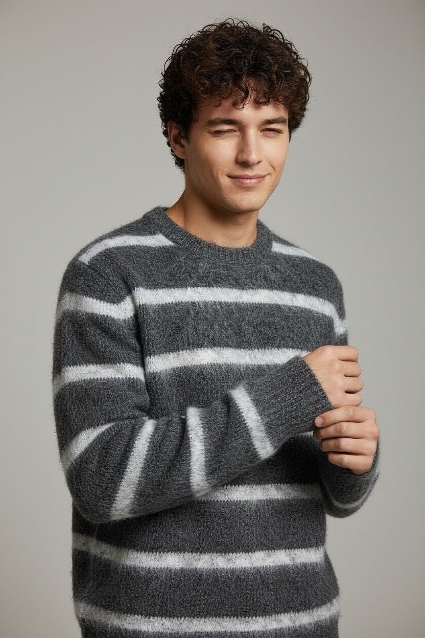 Pull col rond bicolore noir gris maille duveteuse motif rayé