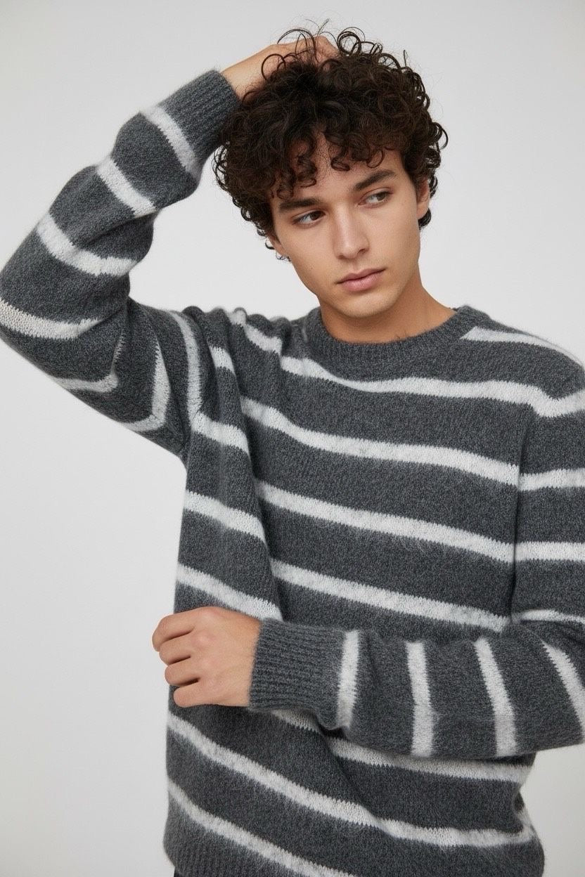 Pull col rond bicolore noir gris maille duveteuse motif rayé