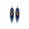 Boucles d'oreilles bleues et dorées fond blanc