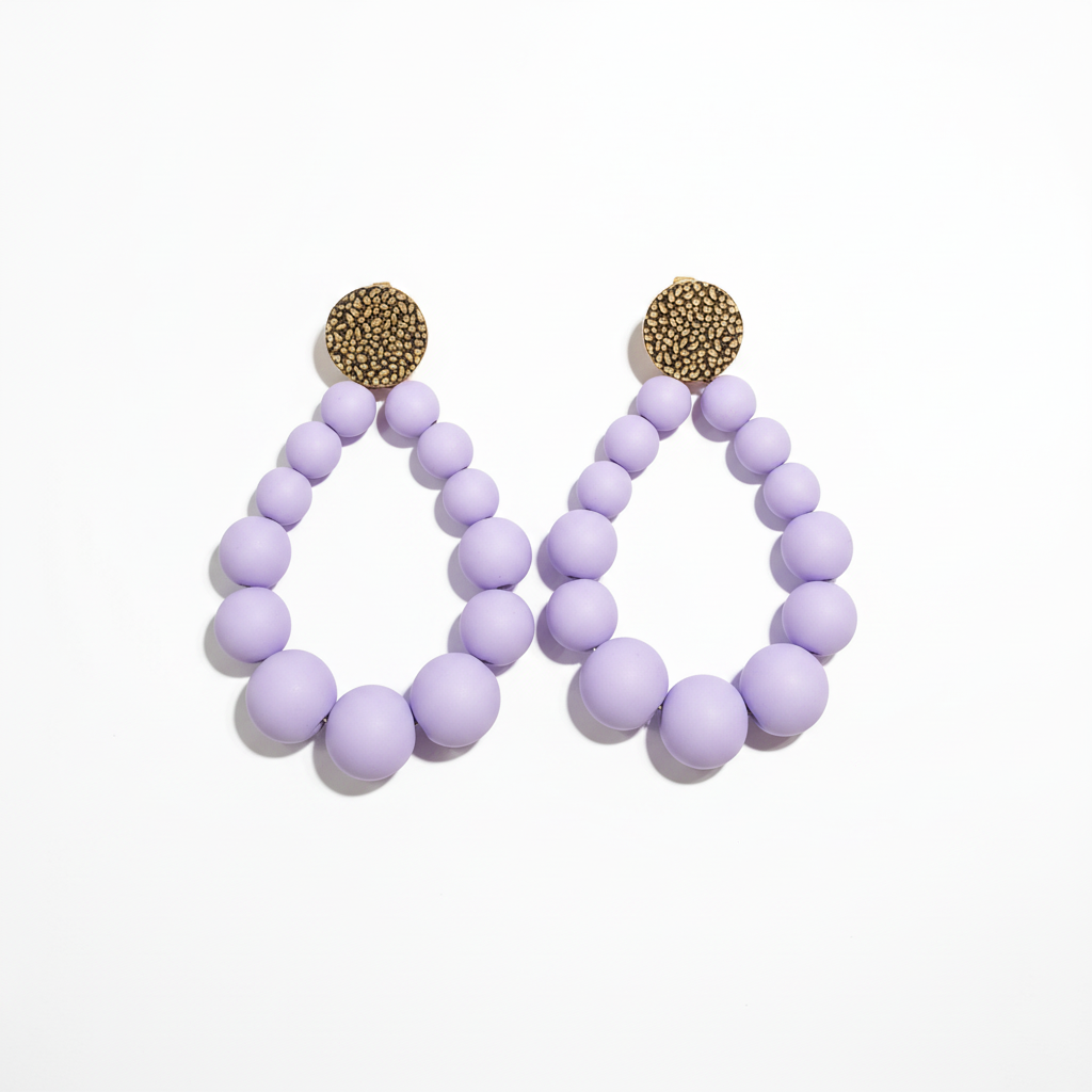 Boucles d'oreilles lilas fond blanc luxe