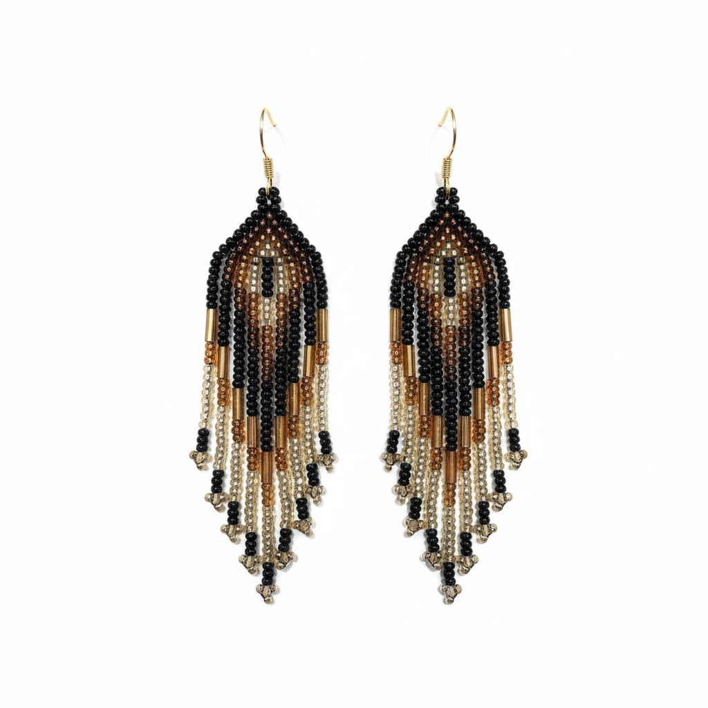 Boucles d'oreilles noires et dorées fond blanc