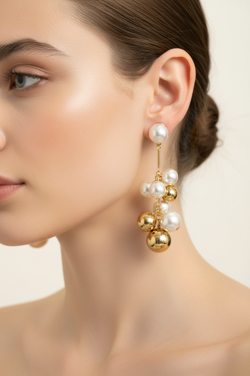 Boucles d'oreilles perles nacrées et dorées portées