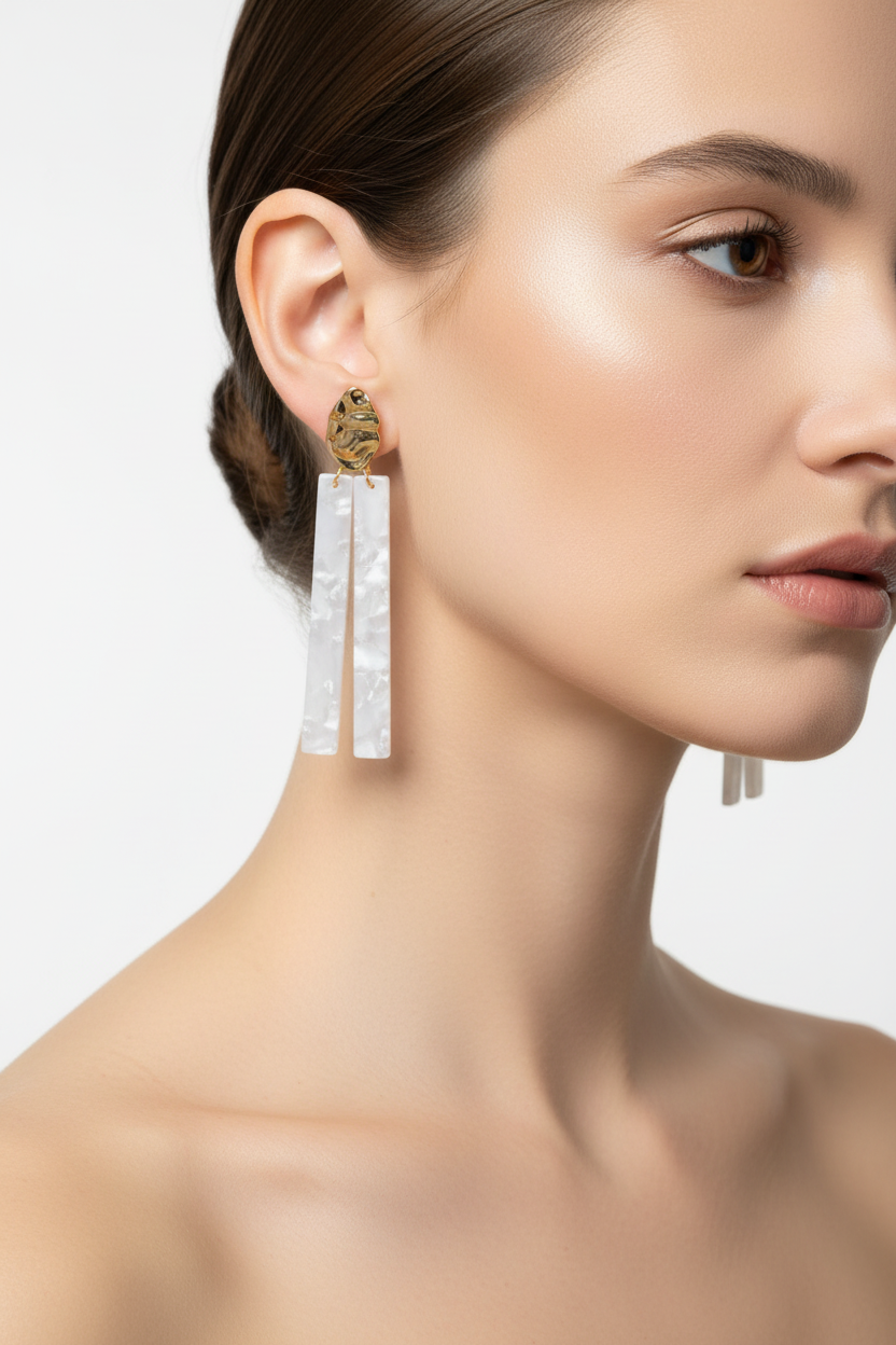 Boucles d'oreilles puce dorée pendants résine portées taille discrète