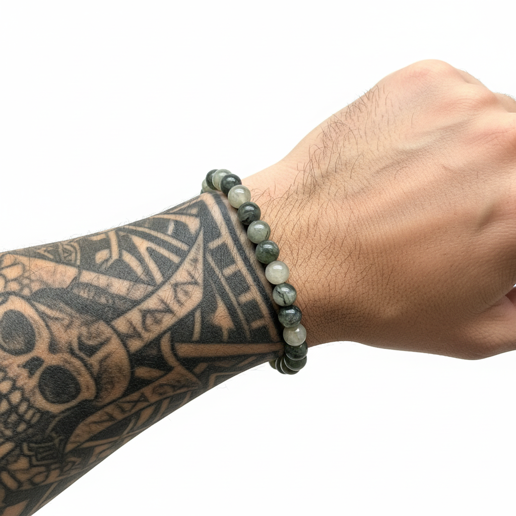 Bracelet en pierres semi-précieuses porté style rock avec tatouage