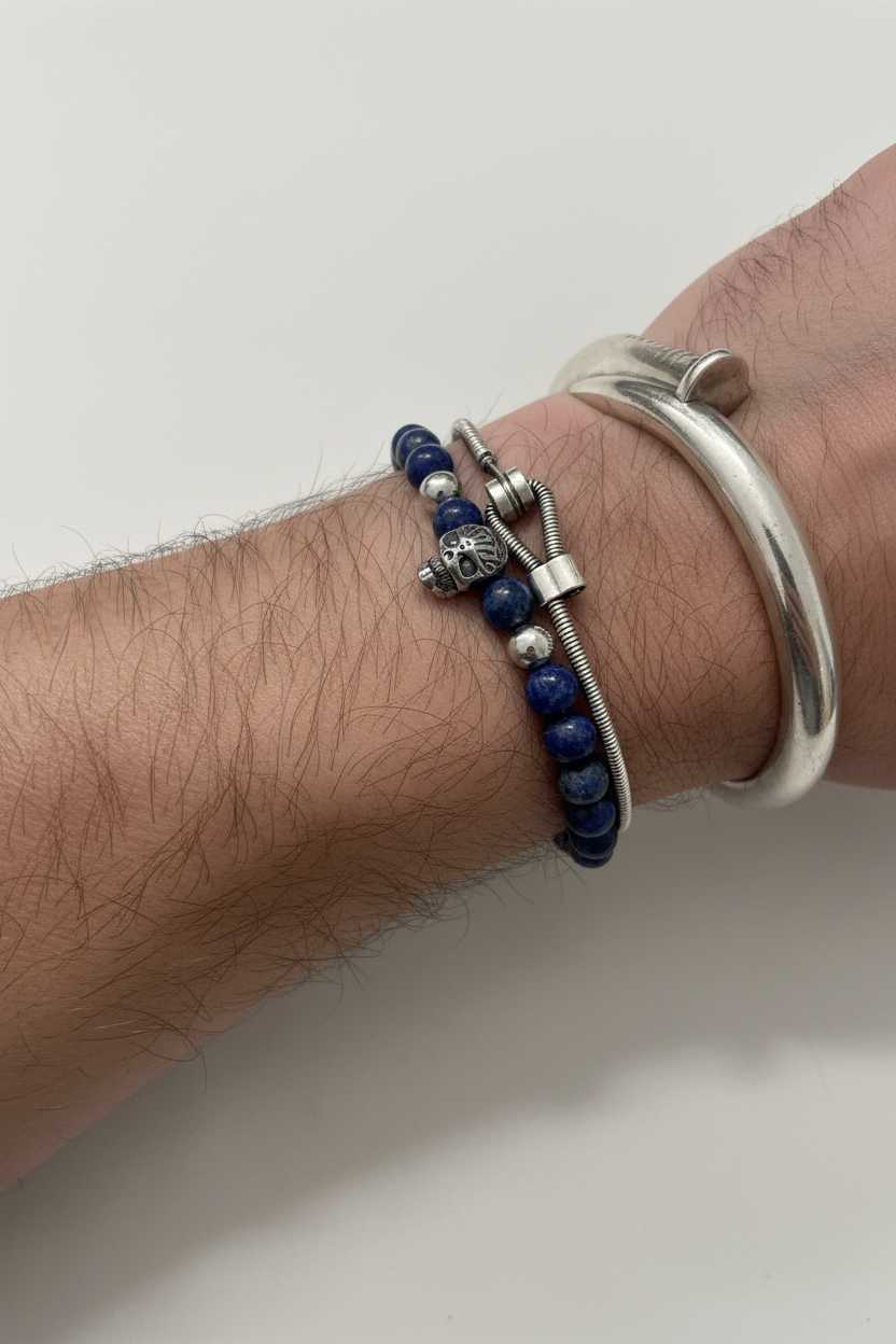 Bracelet lapis-lazuli tête de mort porté - version améliorée