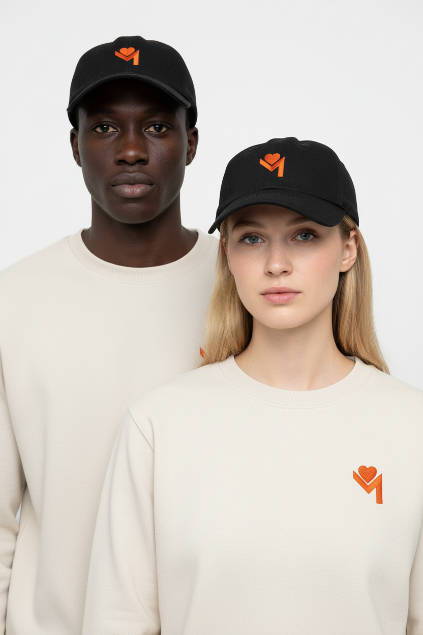 Couple avec casquettes noires et sweats beiges