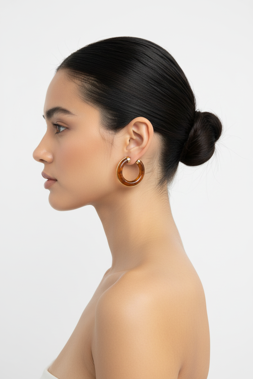 Créoles écaille portées fond blanc studio