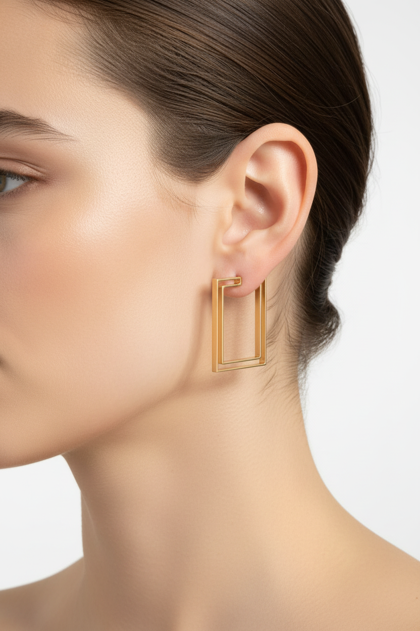 Créoles carrées dorées portées gros plan détail