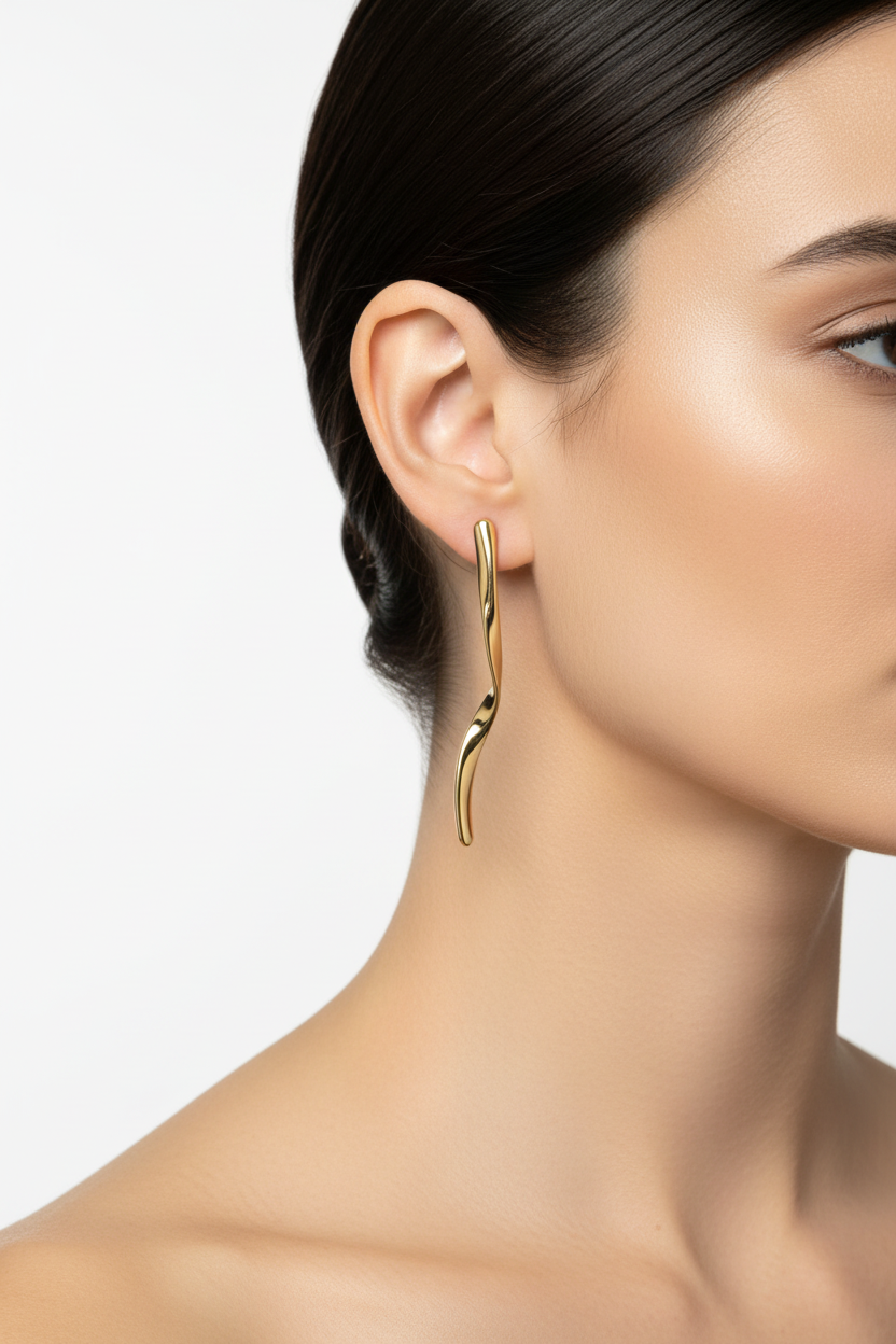 Boucles d'oreilles ondulées dorées portées gros plan oreille