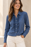 Vue rapprochée du chemisier Ycoo bleu jean avec col chemise et volants