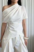 Top asymétrique pinstripe blanc - détail encolure drapée