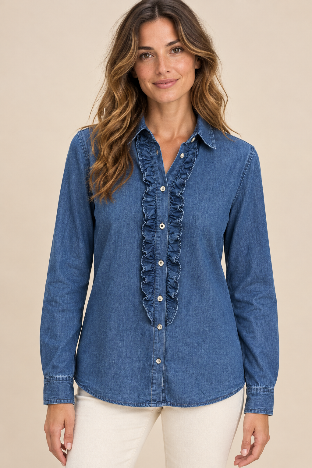 Chemisier Ycoo bleu jean à volants en coton porté de face sur mannequin humain