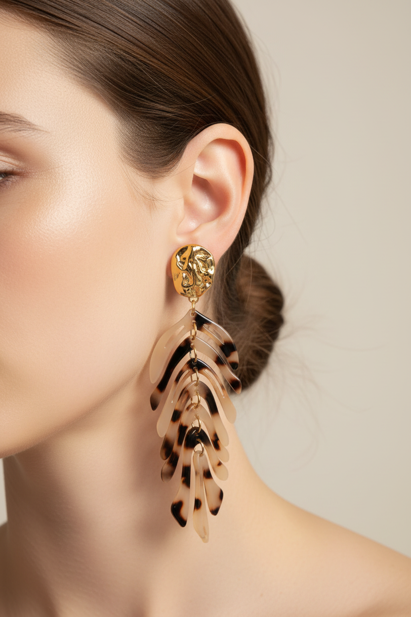 Boucles d'oreilles pétales écaille de tortue portées