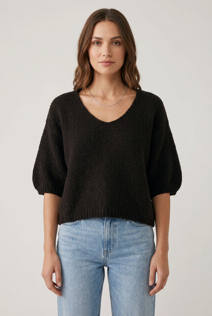 Pull Maëlys noir porté de face sur un modèle féminin