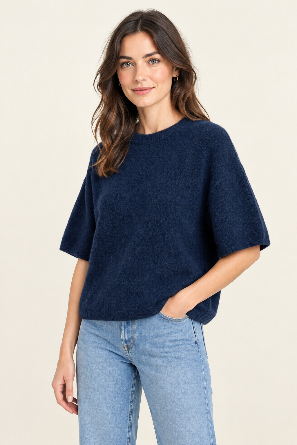 Pull femme marine sur le même mannequin humain, vue de trois-quarts
