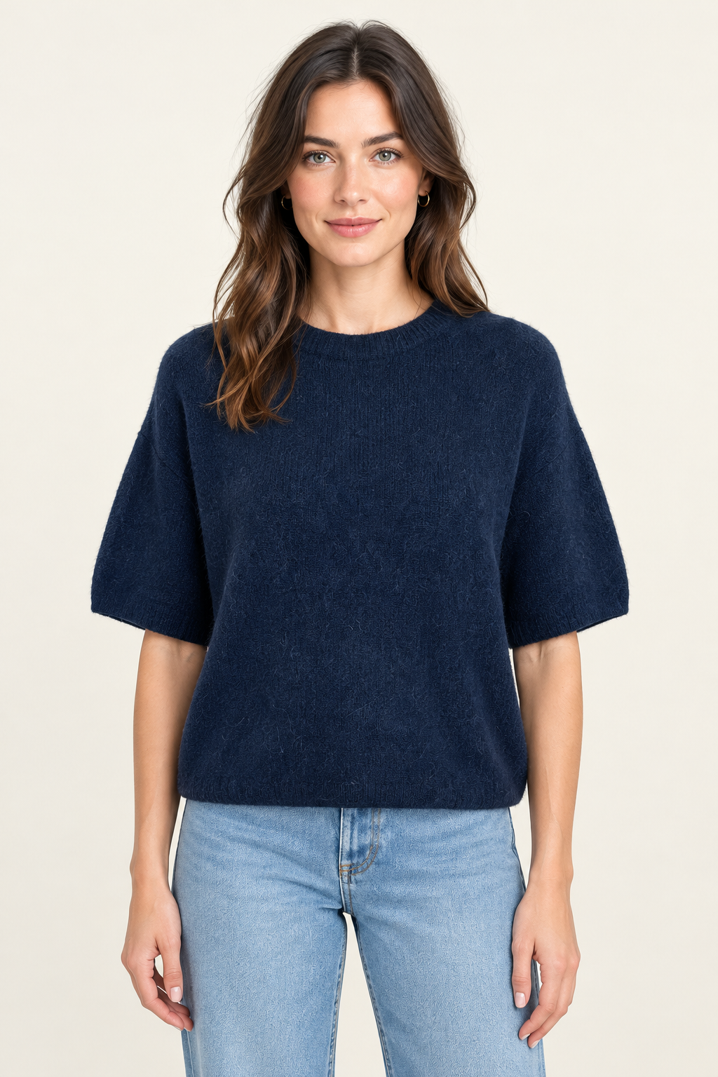Pull femme marine à manches courtes sur mannequin humain, vue de face