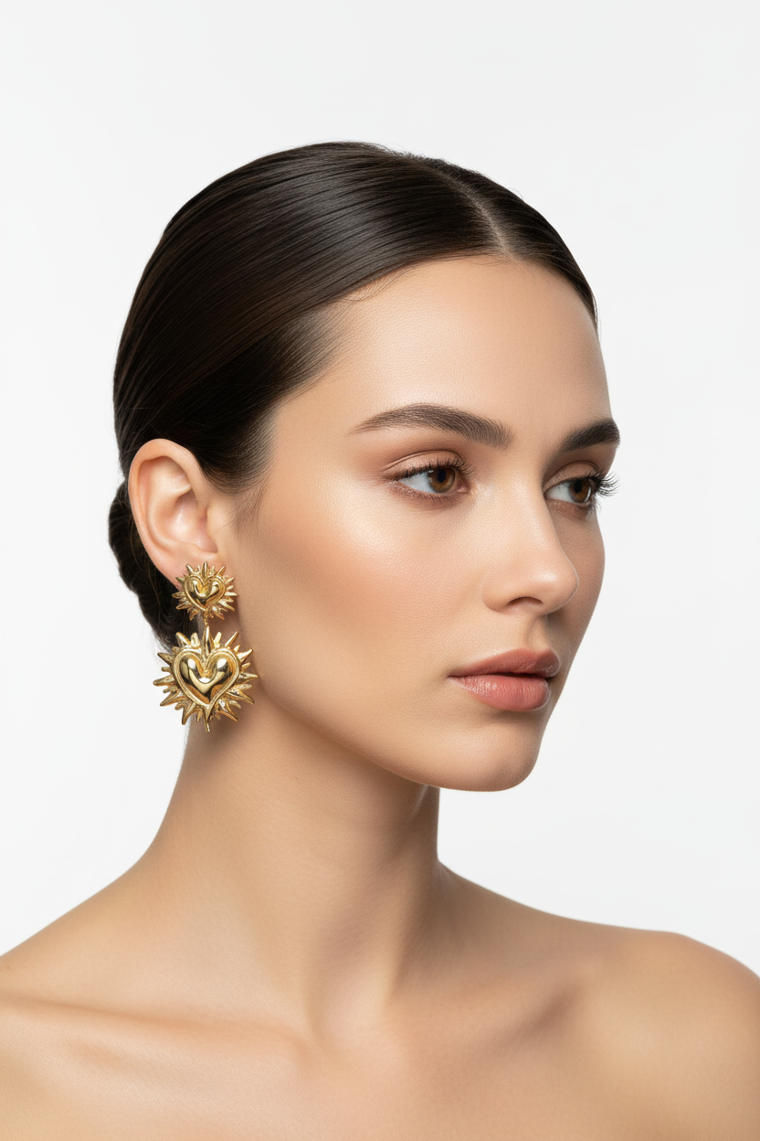 Boucles d'oreilles cœur doré rayonnant portées