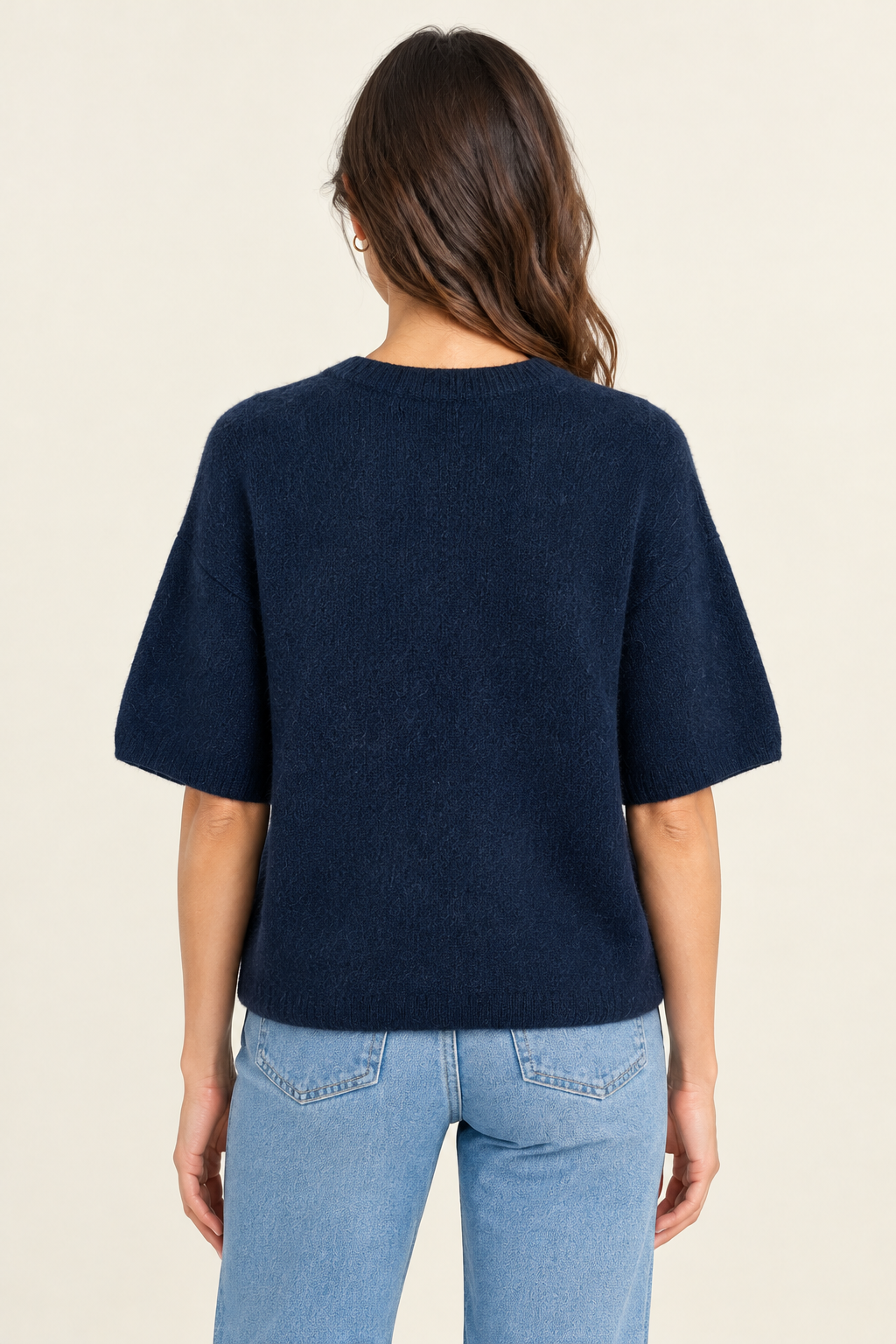 Pull femme marine sur le même mannequin humain, vue de dos