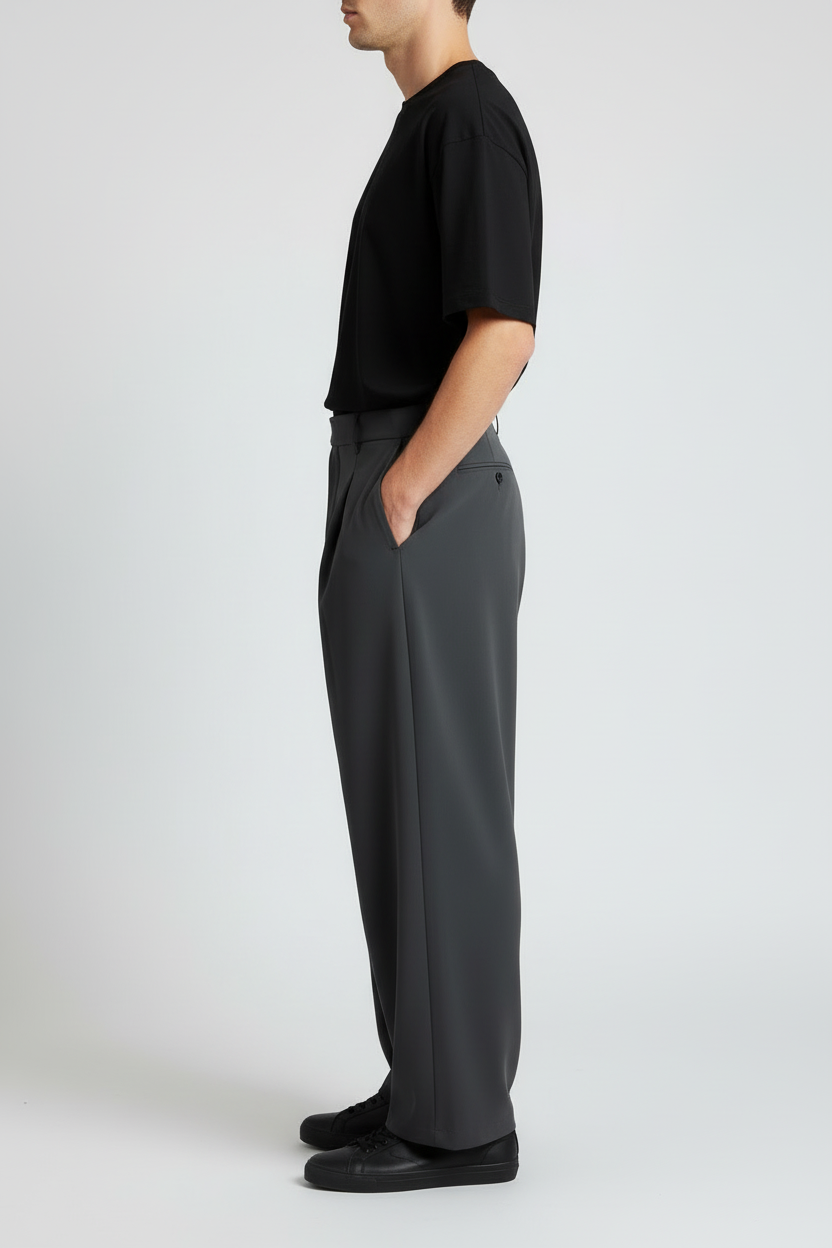 Pantalon gris anthracite porté de profil