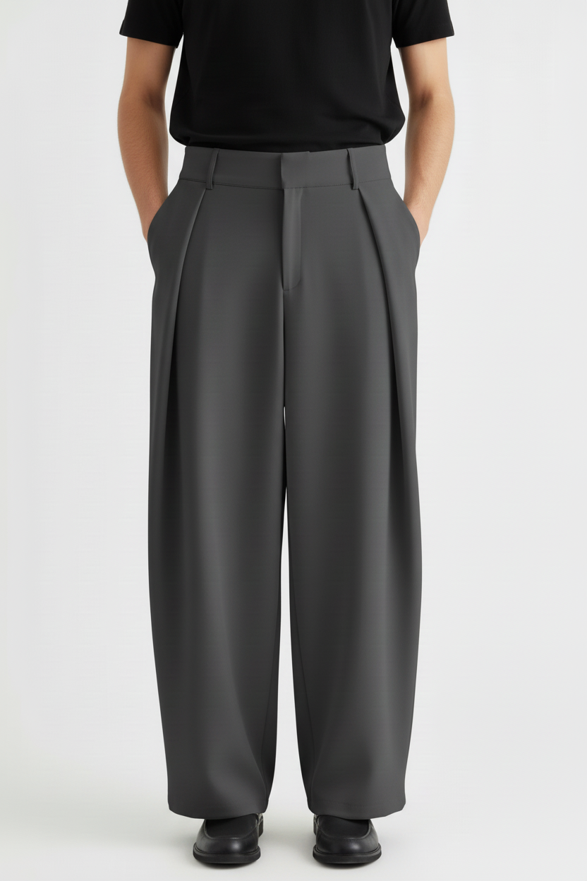 Pantalon gris porté mains dans les poches, attitude plus streetwear