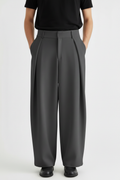 Pantalon gris porté mains dans les poches, attitude plus streetwear