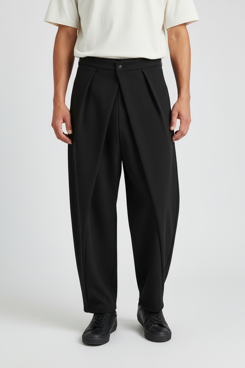 Pantalon jupe-culotte drapé noir porté par un mannequin homme