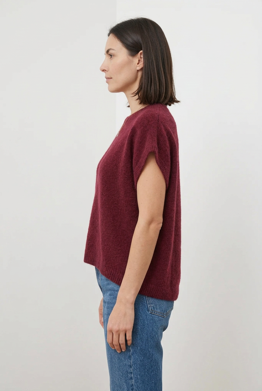 Pull bordeaux de profil sur modèle humain