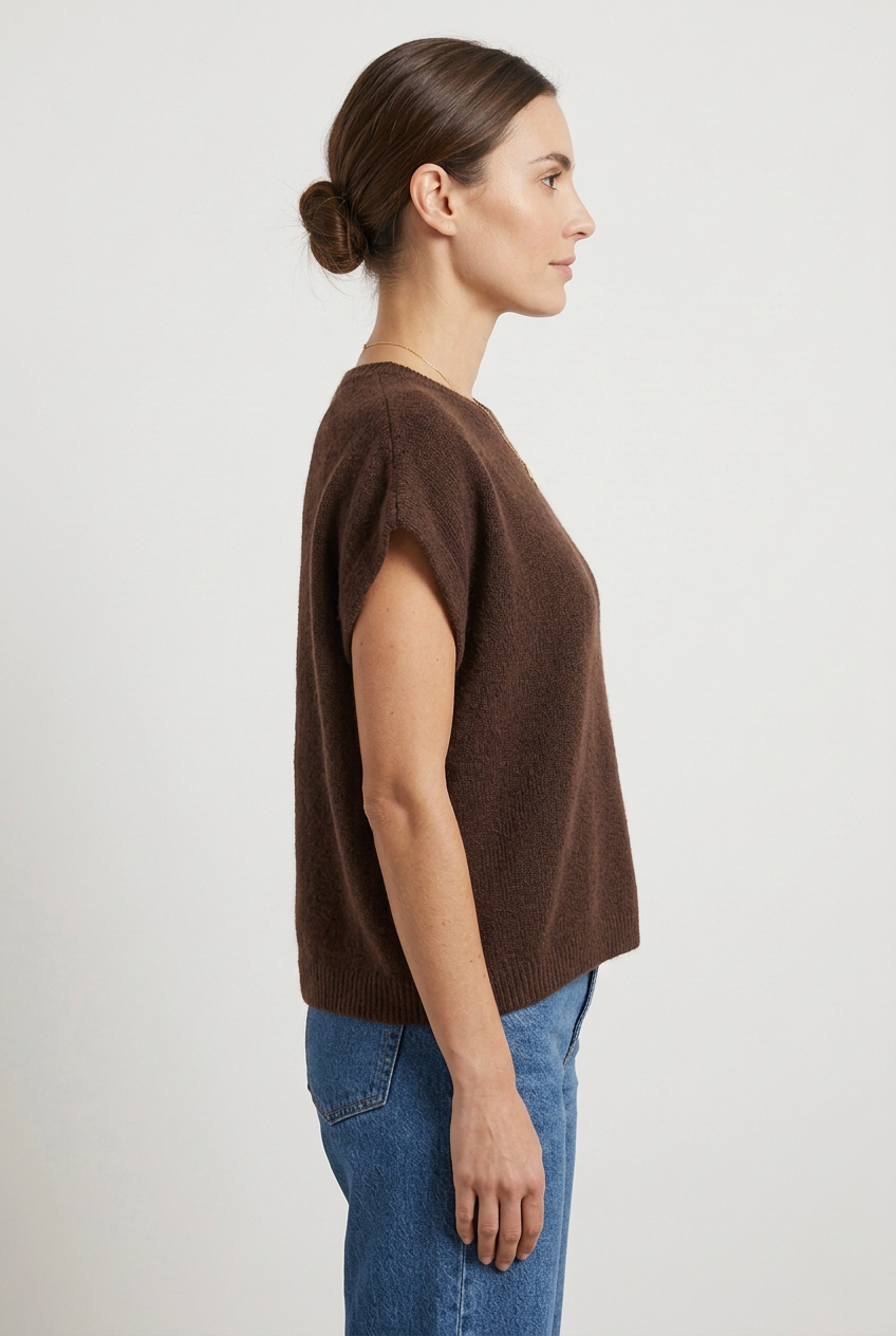 Pull marron de profil sur modèle humain