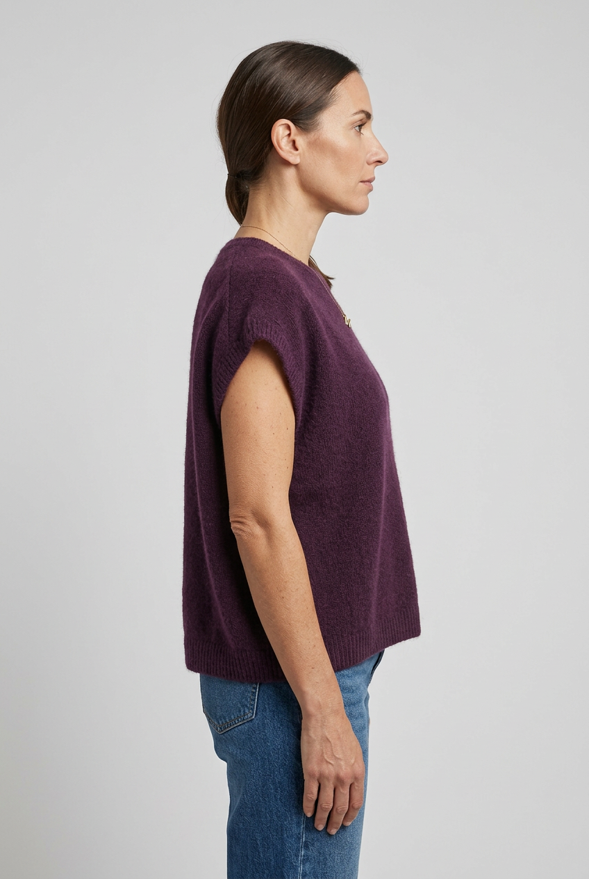 Pull prune de profil sur modèle humain