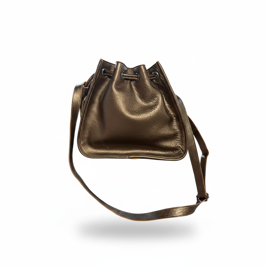 Sac seau bronze isolé sur fond blanc