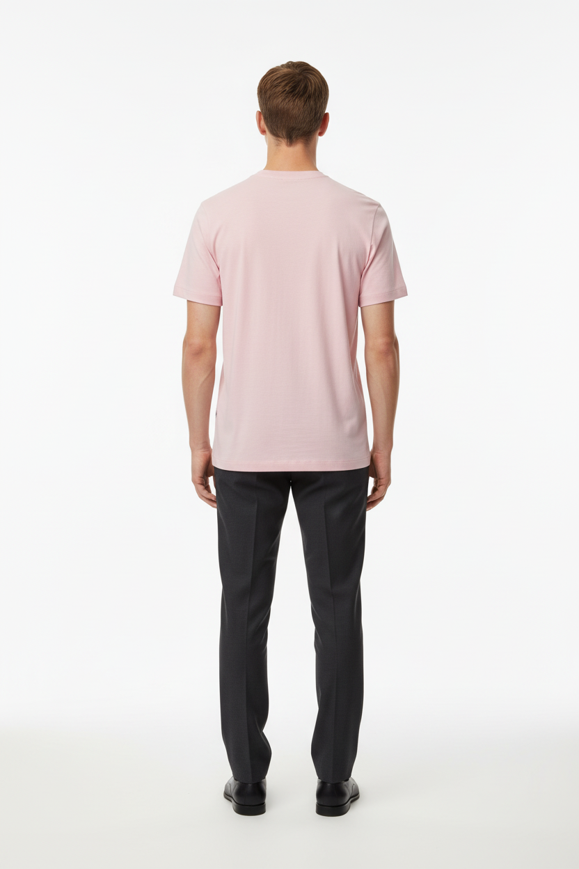 T-shirt rose porté dos mannequin européen