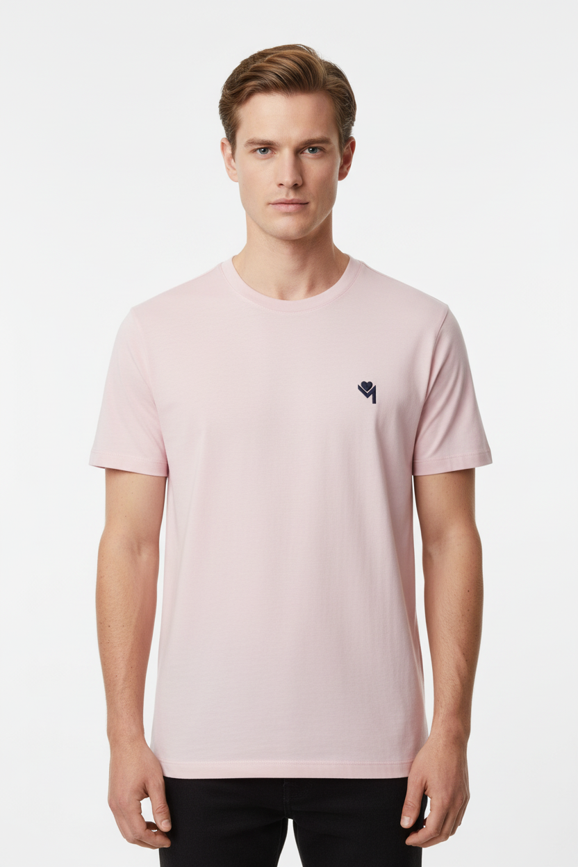 T-shirt rose porté face mannequin européen