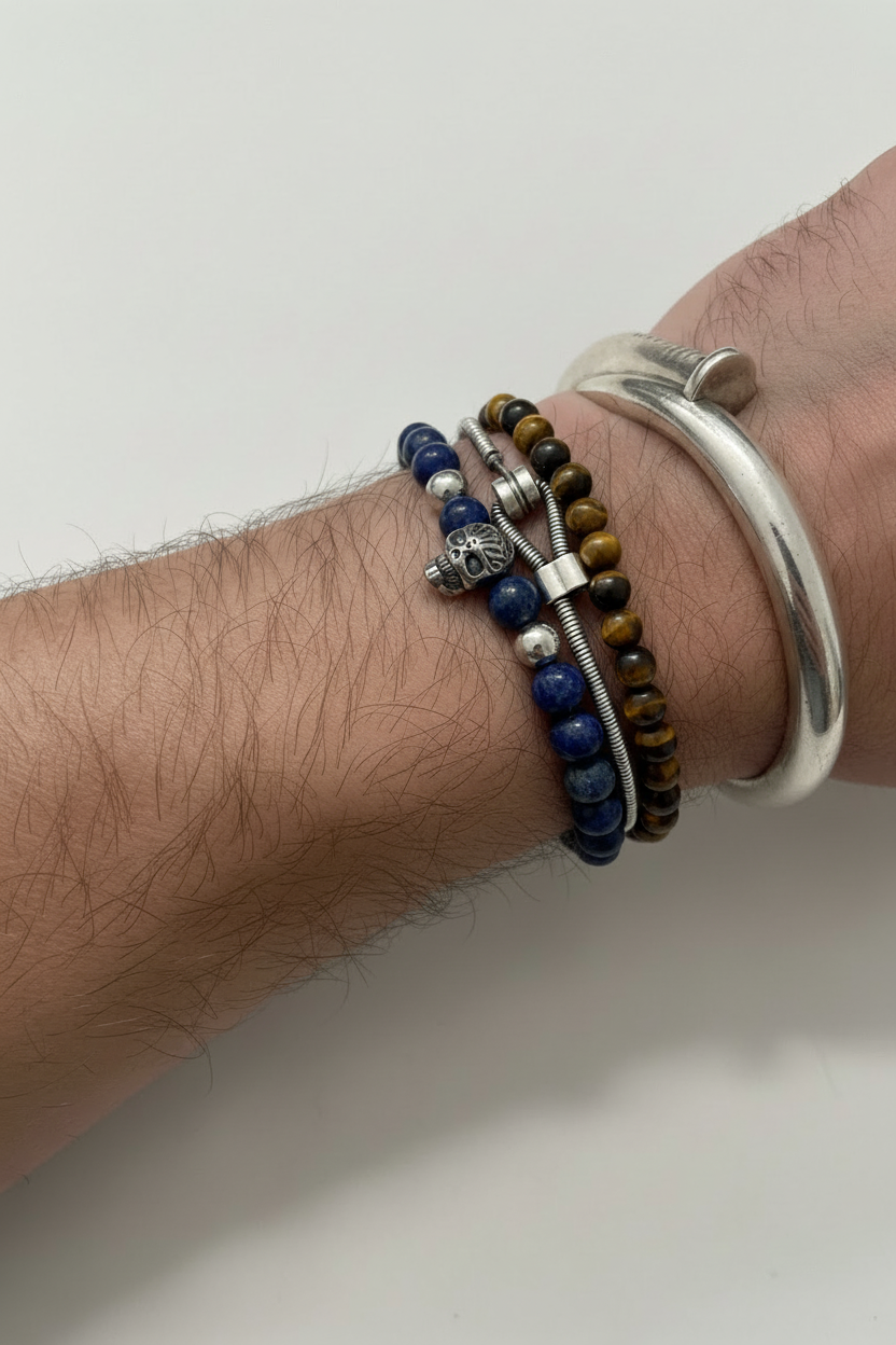Trois bracelets portés ensemble - lapis-lazuli au milieu