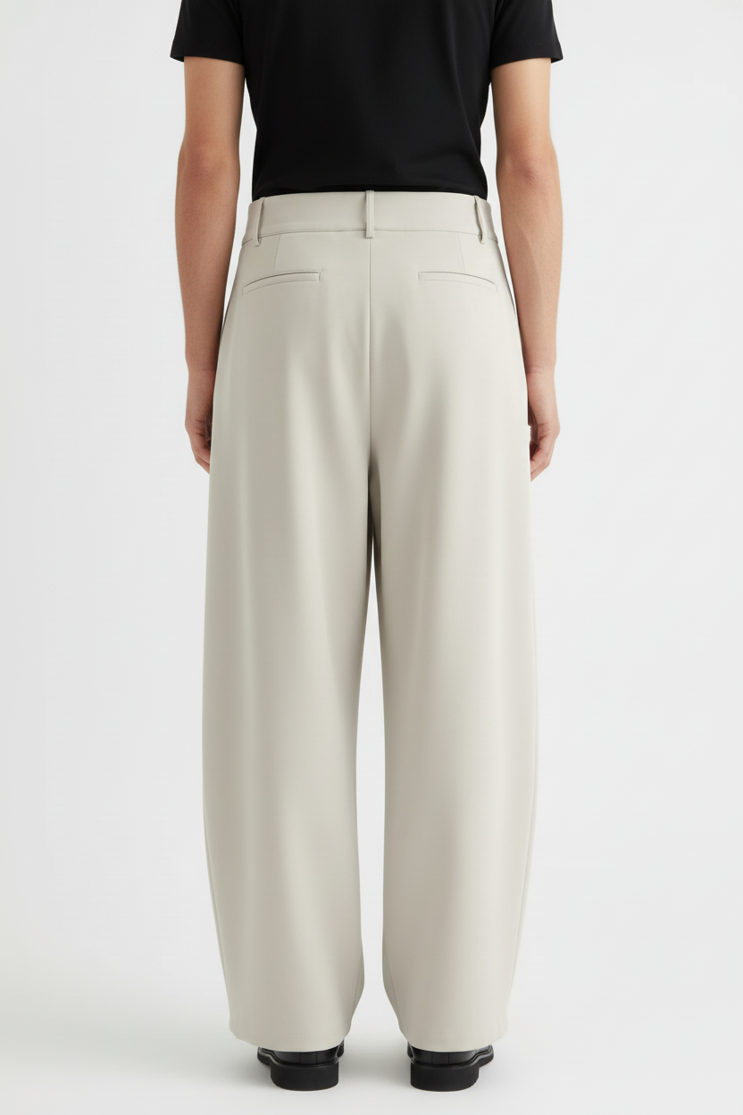 Vue de dos du pantalon écru porté par le mannequin homme