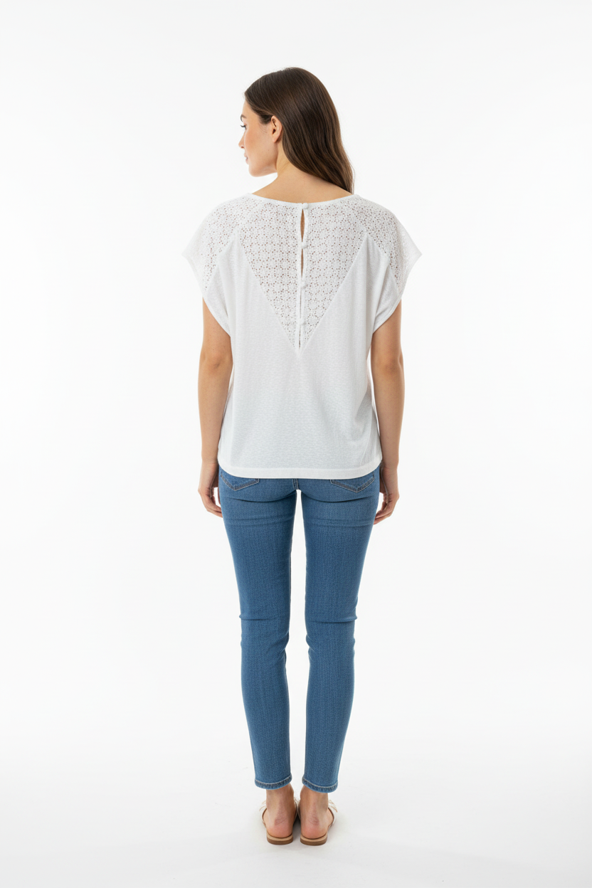 Vue dos du t-shirt blanc avec jeans sur fond blanc